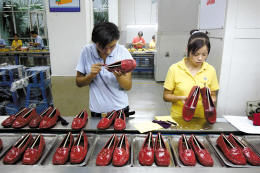 下滑重憂 中國(guó)外貿(mào)政策全面轉(zhuǎn)身_國(guó)內(nèi)財(cái)經(jīng)_新浪財(cái)經(jīng)_新浪網(wǎng)